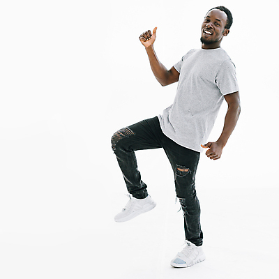 포토 JPG 해외이미지 전신 옷 남자 행복 유럽 백그라운드 이동 셔츠 티셔츠 손가락 성공 광고판 관리 한명 사람 선글라스 유행 점프 검은색 엄지손가락 흰색 청바지 춤 최고 선택 시원함 흥분 심플 고립 성격 해외포토 1 손 감정 나라 안경 컬러 컨셉 상의 바지 모션 문화예술 알림판 판 파일형식 이미지허브