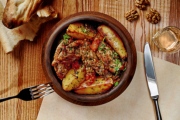 포토 JPG 해외이미지 포크 채소 잔 사람없음 하이앵글 식탁보 원형 나이프 나무그릇 나무탁자 양고기요리 조지아 해외포토 도형 그릇 식기 음식 뷰포인트 탁자 목재 칼 동유럽 파일형식 이미지허브