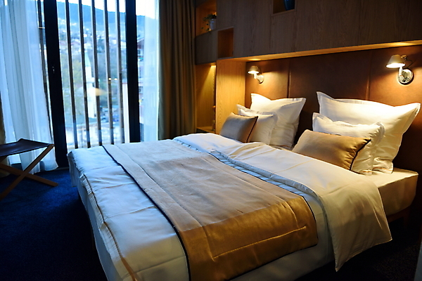 포토 JPG 해외이미지 의자 창문 침구 호텔 휴식 조명 실내 사람없음 인테리어 침대 커튼 객실 목재가구 해외포토 디자인 가구 컨셉 숙소 내부 파일형식 이미지허브