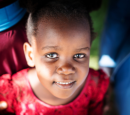 포토 JPG 해외이미지 나무 라이프스타일 헤어스타일 여자 딸 행복 얼굴 어린이 아프리카 거리 한명 미소 사람 야외 초록색 여름 유행 귀여움 검은색 어둠 기쁨 표현 닫기 탄자니아 브라질사람 해외포토 식물 1 계절 감정 나라 컬러 컨셉 가족 모션 표정 생활 신체부위 파일형식 이미지허브
