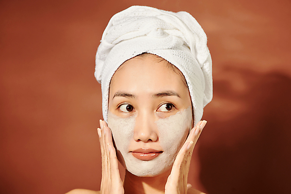 포토 JPG 해외이미지 응시 여자 실내 두건 한명 동양인 상반신 성인 앞모습 수건 뷰티 피부관리 바르기 팩 머드팩 성인여자한명만 갈색배경 해외포토 1 시선 뷰포인트 백그라운드 모션 사람 인종 내부 위생용품 갈색 화장품 여자한명만 성인여자만 파일형식 이미지허브