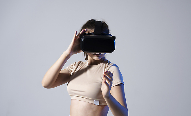 포토 JPG 해외이미지 여자 한명 손짓 상반신 성인 앞모습 옆모습 잡기 스마트 하이테크 착용 웨어러블 가상현실 성인여자한명만 오큘러스 VR기기 해외포토 1 뷰포인트 컨셉 모션 기술 사람 기계 여자한명만 성인여자만 파일형식 이미지허브