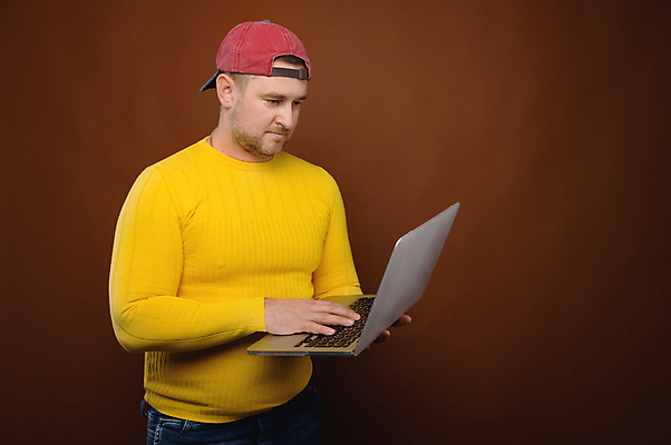 포토 JPG 해외이미지 백인 라이프스타일 남자 행복 통신 모바일 실내 대화 한명 사람 앉기 성인 30대 스마트폰 핸드폰 소파 우주 흰색 비즈니스맨 연결 부름 해외포토 서양인 1 감정 컬러 의자 비즈니스 모션 말하기 내부 생활 장년 전자제품 스마트기기 직장인 파일형식 이미지허브