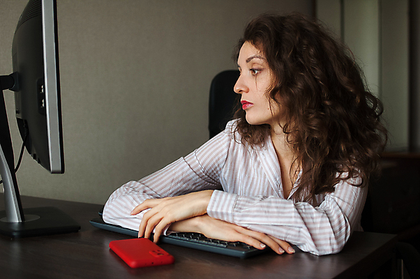 포토 JPG 해외이미지 학생 라이프스타일 여자 인터넷 비즈니스 탁자 아침 기술 실내 피곤 한명 미소 사람 앉기 20대 성인 내부 일상 노트북 컴퓨터 웹 업무 비즈니스우먼 서핑 무선전화기 경영자 바쁨 온라인 거짓말 프리랜서 해외포토 주간 직업 1 가구 컨셉 모션 표정 청년 라이프 생활 전자제품 수상스포츠 작업 직장인 전화기 리더 파일형식 이미지허브