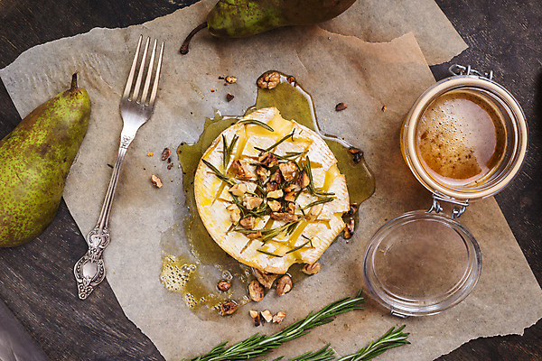 포토 JPG 해외이미지 치즈 실내 사람없음 하이앵글 견과류 까망베르치즈 종이호일 나무배경 치즈구이 해외포토 뷰포인트 백그라운드 유제품 내부 구이 파일형식 이미지허브