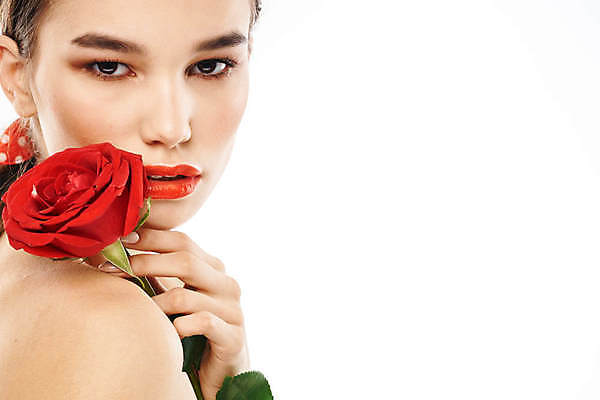 포토 JPG 해외이미지 백인 응시 여자 포즈 한명 들기 상반신 성인 옆모습 화장 뷰티 장미 성인여자한명만 해외포토 서양인 1 시선 꽃 뷰포인트 모션 사람 여자한명만 성인여자만 파일형식 이미지허브