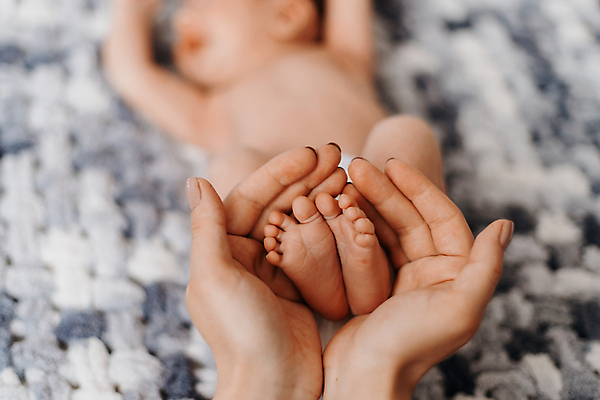 포토 JPG 해외이미지 전신 손 실내 한명 앞모습 아웃포커스 신체부위 눕기 아기 작음 감싸기 해외포토 1 뷰포인트 모션 촬영기법 사람 내부 크기 파일형식 이미지허브