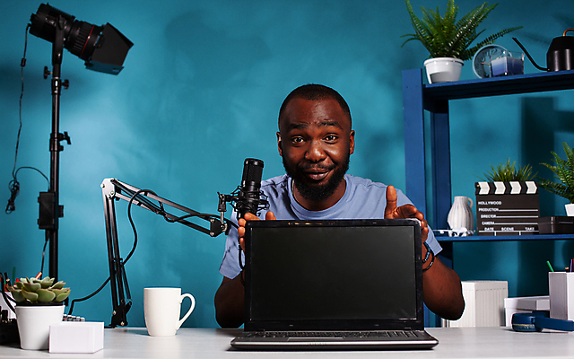 포토 JPG 해외이미지 남자 화초 선반 안내 한명 상반신 성인 앞모습 컵 파란색 노트북 촬영 책상 마이크 방송 촬영실 성인남자한명만 유튜버 해외포토 식물 1 식기 뷰포인트 컬러 음향기기 가구 사람 전자제품 공간 남자한명만 성인남자만 파일형식 크리에이터 이미지허브