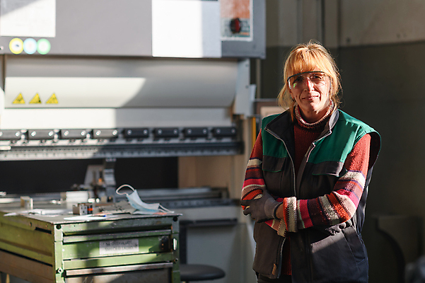 포토 JPG 해외이미지 여자 산업 공장 실내 한명 상반신 성인 팔짱 기계 장비 기구 엔지니어 보안경 성인여자한명만 해외포토 1 공업 모션 사람 내부 기술자 안전장비 여자한명만 성인여자만 파일형식 이미지허브