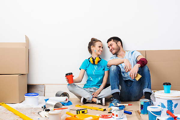포토 JPG 해외이미지 전신 커플 여자 남자 들기 앉기 성인 두명 앞모습 컵 인테리어 상자 마주보기 공구 종이상자 페인트통 페인트붓 페인팅도구 페인트롤러 셀프 리모델링 성인만 셀프인테리어 묻힘 해외포토 식기 디자인 뷰포인트 관계 모션 통 사람 페인트 도구 붓 파일형식 이미지허브