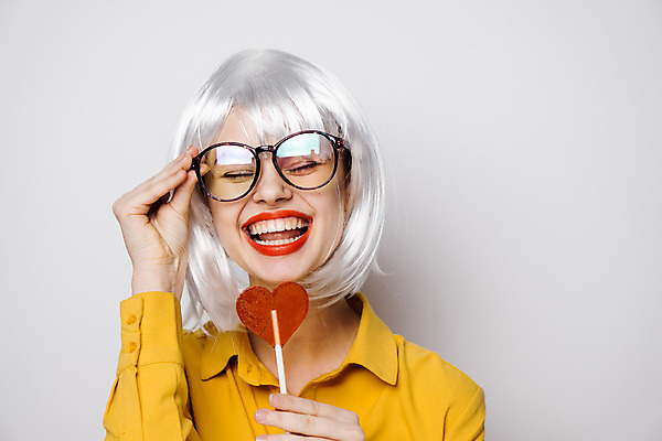 포토 JPG 해외이미지 여자 막대사탕 한명 웃음 들기 상반신 성인 앞모습 기쁨 하트 은색 가발 성인여자한명만 안경낌 힙스터 해외포토 모양 1 패션 감정 안경 뷰포인트 컬러 모션 표정 사탕 사람 여자한명만 성인여자만 파일형식 이미지허브