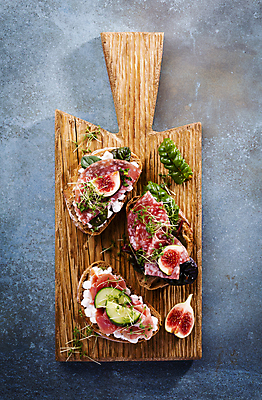 포토 JPG 해외이미지 음식 빵 백그라운드 채소 탁자 도마 샌드위치 건강 사람없음 목재 식사 튀김 시골 신선 아침식사 상추 베이컨 건강식 점심식사 브루스케타 핸드메이드 해외포토 나무 가구 재료 주방용품 돼지고기 파일형식 이미지허브