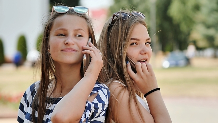 포토 JPG 해외이미지 학생 라이프스타일 여자 행복 티셔츠 2 통신 모바일 거리 세포 함께함 대화 사람 20대 성인 야외 두명 10대 스마트폰 핸드폰 쇼핑 뷰티 유행 우정 흰색 도시 전화기 부름 셀룰러 해외포토 감정 컬러 컨셉 셔츠 모션 청소년 말하기 청년 생활 친구 전자제품 스마트기기 파일형식 이미지허브