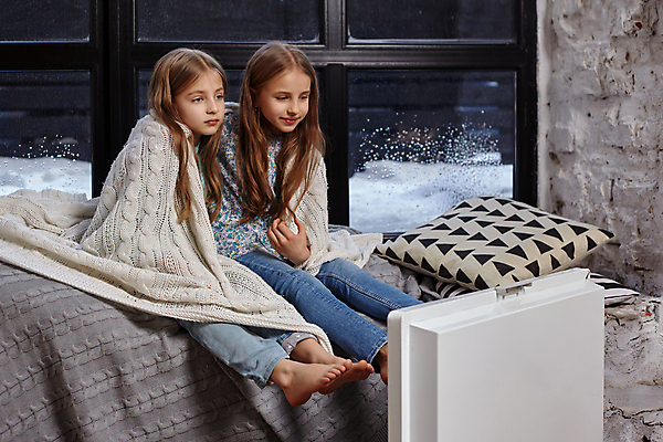 포토 JPG 해외이미지 전신 여자 어린이 실내 앉기 두명 옆모습 담요 난로 자매 여동생 덮기 언니 소녀만 해외포토 뷰포인트 가족 모션 사람 내부 난방기 동생 여자만 어린이만 파일형식 이미지허브