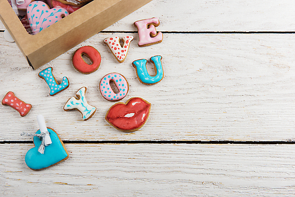 포토 JPG 해외이미지 영어 실내 사랑 사람없음 쿠키 하트 입술모양 아이러브유 진저쿠키 나무배경 해외포토 모양 문자 감정 백그라운드 디저트 내부 파일형식 이미지허브