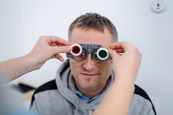 포토 JPG 해외이미지 직업 응시 여자 남자 안경 실내 건강 병원 사람 성인 두명 사무실 약 장비 시험 환자 의사 공구 작업 선택 고객 측정 확인 시력 비전 처방 시력검사 돌봄 광학 검안사 해외포토 시선 잡화 교육 컨셉 비즈니스 의학 모션 내부 의료진 도구 검사_조사 파일형식 안경사 이미지허브