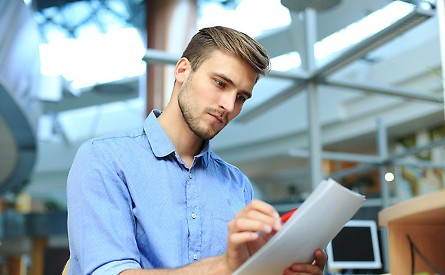 포토 JPG 해외이미지 백인 직업 1 학생 라이프스타일 손 응시 교육 남자 행복 종이 회사 비즈니스 통신 노동자 주택 직장 한명 미소 사람 금융 스터디 사무실 독서 쌓기 잡기 업무 비즈니스맨 종업원 집중 책상 만족 대학교 문서 파일 폴더 흙더미 인원 해외포토 서양인 시선 감정 가구 컨셉 학교 모션 표정 건물 생활 신체부위 경제 학습 흙 작업 직장인 파일형식 더미 이미지허브