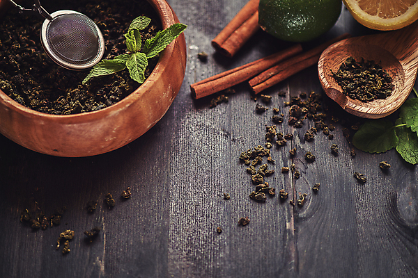 포토 JPG 해외이미지 그릇 잎 티타임 근접촬영 사람없음 레몬 라임 나무숟가락 찻잎 시나몬스틱 차거름망 해외포토 식물 식기 뷰포인트 과일 휴식 차_음료 숟가락 시나몬 파일형식 이미지허브