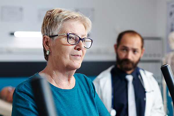 포토 JPG 해외이미지 여자 노년 남자 건강 병원 상반신 성인 두명 옆모습 아웃포커스 치료 운동 환자 의사 소프트포커스 돌봄 물리치료 물리치료사 재활 재활운동 해외포토 뷰포인트 의학 모션 촬영기법 사람 의료진 치료사 파일형식 이미지허브