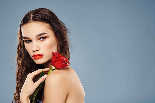 포토 JPG 해외이미지 백인 응시 여자 포즈 한명 들기 상반신 성인 옆모습 화장 뷰티 장미 성인여자한명만 해외포토 서양인 1 시선 꽃 뷰포인트 모션 사람 여자한명만 성인여자만 파일형식 이미지허브