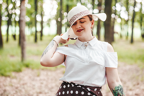 포토 JPG 해외이미지 라이프스타일 공원 여자 여행 백그라운드 자연 하늘 휴가 한명 사람 성인 야외 초록색 태양 뷰티 산책 기쁨 자유 흰색 숲 해외포토 자연요소 1 공공시설 감정 컬러 컨셉 휴식 생활 생태계 파일형식 이미지허브
