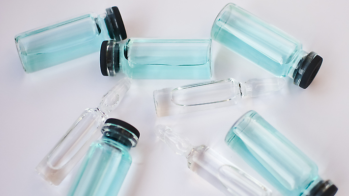 포토 JPG 해외이미지 스튜디오촬영 하늘색 유리병 사람없음 하이앵글 투명 액체 오브젝트 백신 예방접종 바이알 해외포토 뷰포인트 의학 병_용기 실내 파란색 의료용품 접종 파일형식 이미지허브