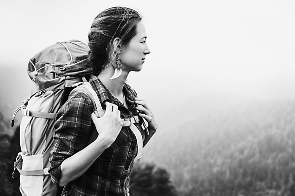 포토 JPG 해외이미지 주간 백인 여자 배낭 흑백 한명 상반신 성인 야외 옆모습 하이킹 매기 하이커 성인여자한명만 해외포토 자연요소 서양인 1 뷰포인트 여행 가방 모션 레저 촬영기법 사람 여자한명만 성인여자만 파일형식 이미지허브