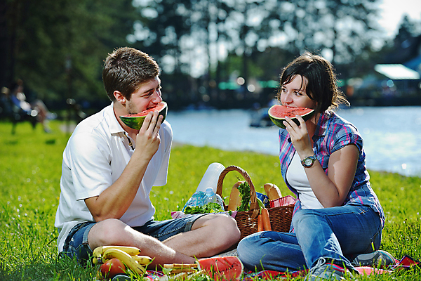 포토 JPG 해외이미지 주간 전신 백인 라이프스타일 커플 공원 여자 남자 행복 휴식 수박 함께함 미소 성인 야외 두명 앞모습 옆모습 소풍 소풍바구니 성인만 해외포토 자연요소 서양인 공공시설 감정 뷰포인트 컨셉 과일 관계 표정 사람 생활 야외활동 바구니 파일형식 이미지허브