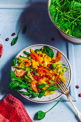 포토 JPG 해외이미지 손 여자 음식 백그라운드 다이어트 재료 방울토마토 탁자 오이 치즈 식이요법 요리 사람없음 빨간색 파란색 컬러풀 노란색 주방 요식업 식당 요리사 저녁식사 봄 신선 사발 닫기 맛 혼합 먹기 유기농 브런치 점심식사 핸드메이드 비건 맛있는 페타치즈 해외포토 직업 웰빙 계절 산업 컬러 가구 컨셉 토마토 채소 모션 유제품 건강 사람 신체부위 상점 식사 사기그릇 채식주의자 파일형식 이미지허브