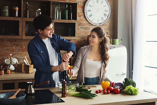 포토 JPG 해외이미지 라이프스타일 커플 남자 행복 음식 2 다이어트 채소 데이트 가족 관계 남편 벽돌 주택 함께함 건강 사랑 요리 서기 미소 웃음 사람 내부 두명 주방 식사 저녁식사 샐러드 낭만 신선 아내 칼 맛 자르기 먹기 허브 준비 다락방 카피스페이스 해외포토 식물 감정 컨셉 모션 표정 건물 생활 공백 파일형식 이미지허브