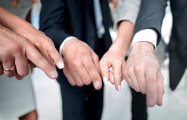 포토 JPG 해외이미지 손 정장 아웃포커스 신체부위 가리킴 해외포토 옷 촬영기법 사람 손짓 파일형식 이미지허브