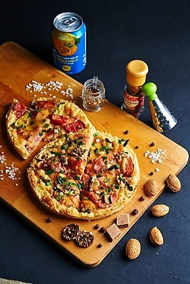 포토 JPG 해외이미지 검은배경 피자 패스트푸드 실내 사람없음 견과류 소금 토핑 나무도마 캔음료 해외포토 음료 백그라운드 도마 서양음식 내부 목재 검은색 인스턴트 파일형식 이미지허브