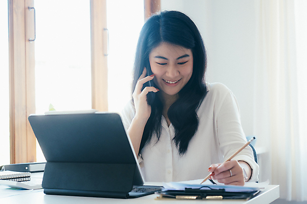 포토 JPG 해외이미지 라이프스타일 행복 인터넷 비즈니스 사업가 통신 성공 모바일 직장 대화 한명 스마트폰 핸드폰 컴퓨터 디지털 비즈니스우먼 자신감 연결 토론 프런트 전화기 고객 텔레마케팅 부름 비서 온라인 접수 해외포토 직업 1 여자 감정 컨셉 회사 모션 말하기 사람 생활 전자제품 스마트기기 직장인 서비스업 파일형식 이미지허브