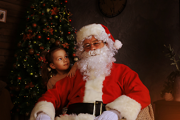 포토 JPG 해외이미지 응시 여자 노년 남자 어린이 크리스마스 실내 앉기 상반신 두명 앞모습 산타클로스 안경낌 해외포토 시선 기념일 안경 뷰포인트 모션 사람 성인 내부 파일형식 이미지허브