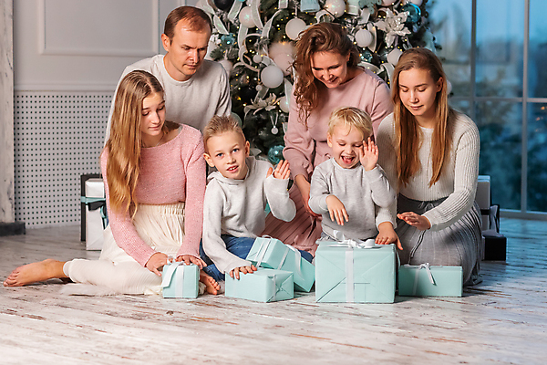 포토 JPG 해외이미지 나무 백인 전통 행복 어린이 크리스마스 겨울 거실 가족 엄마 아침 휴가 전등 새로움 주택 함께함 선물 사람 앉기 소년 여러명 장식 상자 소파 산타클로스 놀람 축하 표현 오픈 아빠 야간 12월 연도 마법 언니 남동생 해외포토 주간 자연요소 서양인 식물 계절 기념일 남자 감정 다수 컨셉 의자 관계 모션 조명 표정 건물 날짜 자매 동생 파일형식 이미지허브