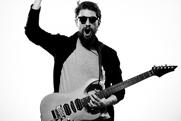 포토 JPG 해외이미지 남자 흑백 한명 상반신 성인 앞모습 선글라스 손들기 외침 기타 매기 기타리스트 로큰롤 락스타 성인남자한명만 해외포토 1 안경 음악 뷰포인트 모션 현악기 촬영기법 사람 소리 연주자 남자한명만 성인남자만 파일형식 이미지허브