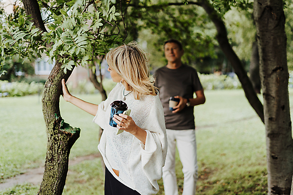 포토 JPG 해외이미지 백인 라이프스타일 커플 공원 여자 노년 남자 행복 커피 음료 2 벤치 관계 포옹 자연 남편 휴가 휴식 거리 함께함 사랑 미소 웃음 사람 성인 야외 두명 산책 낭만 마시기 아내 날짜 옛날 해외포토 서양인 공공시설 감정 컨셉 의자 안기 모션 표정 생활 생태계 파일형식 이미지허브