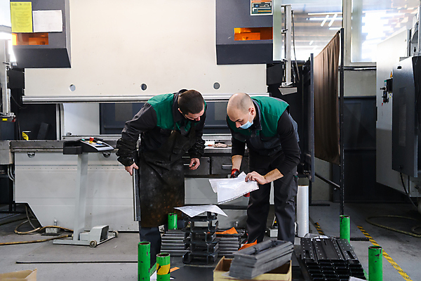 포토 JPG 해외이미지 전신 응시 남자 산업 공장 실내 들기 상반신 성인 두명 앞모습 기계 공구 엔지니어 성인남자만 해외포토 시선 뷰포인트 공업 모션 사람 내부 도구 기술자 남자만 성인만 파일형식 이미지허브