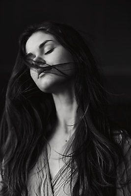 포토 JPG 해외이미지 백인 여자 흑백 실내 한명 상반신 성인 옆모습 눈감음 성인여자한명만 해외포토 서양인 1 뷰포인트 모션 촬영기법 사람 내부 여자한명만 성인여자만 파일형식 이미지허브