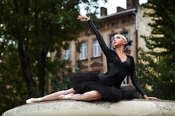 포토 JPG 해외이미지 전신 여자 예술 한명 앉기 성인 앞모습 우아함 유연 발레리나 발레복 발레동작 손뻗기 단아함 성인여자한명만 해외포토 1 옷 뷰포인트 포즈 컨셉 모션 사람 발레 여자한명만 성인여자만 파일형식 이미지허브