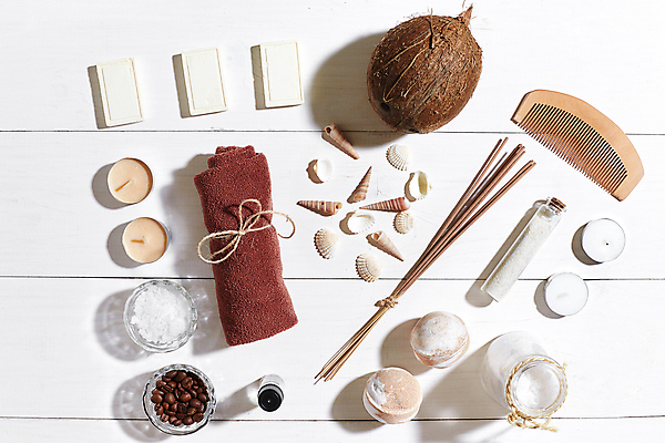 포토 JPG 해외이미지 실내 사람없음 하이앵글 수건 머리빗 조개껍데기 오브젝트 흰배경 스파용품 코코넛 향초 아로마테라피 해외포토 뷰포인트 백그라운드 과일 초 조개 내부 위생용품 스파 흰색 미용용품 테라피 파일형식 이미지허브