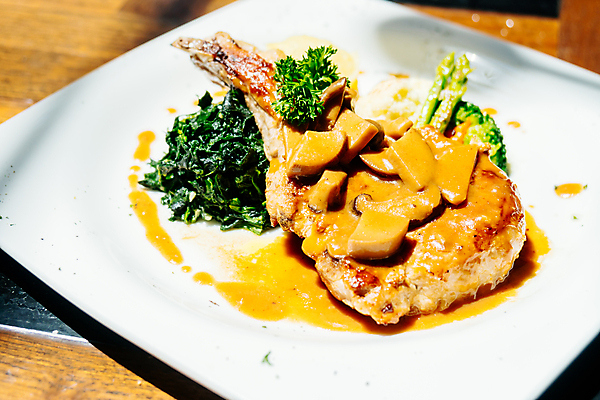 포토 JPG 해외이미지 음식 토마토 채소 건강 육류 돼지고기 스테이크 요리 사람없음 식당 식사 저녁식사 튀김 맛 그릴 바비큐 자르기 굽기 점심식사 맛있는 해외포토 컨셉 식재료 모션 주방용품 서양음식 상점 구이 파일형식 이미지허브