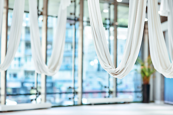 포토 JPG 해외이미지 라이프스타일 스포츠 신체 요가 휴식 실내 안테나 건강 한명 내부 인테리어 운동 방 장비 흰색 유연 연습 그네 클럽 체육관 체조 에어로빅 해먹 반대 스트랩 중력 해외포토 1 웰빙 디자인 컬러 컨셉 통신 사람 생활 침대 춤 파일형식 이미지허브