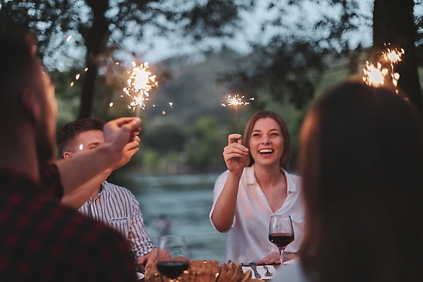 포토 JPG 해외이미지 라이프스타일 여자 남자 행복 휴가 함께함 들기 여러명 상반신 성인 야외 앞모습 뒷모습 파티 저녁식사 우정 저녁 소프트포커스 성인만 스파클라 해외포토 감정 뷰포인트 다수 컨셉 모션 폭죽 촬영기법 사람 이벤트 생활 친구 식사 야간 파일형식 이미지허브