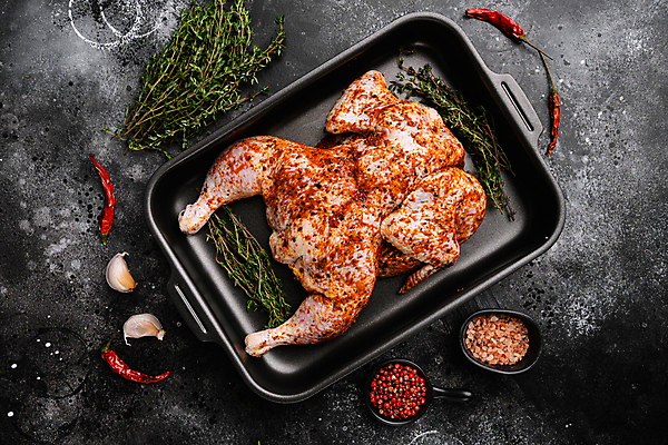 포토 JPG 해외이미지 고추 요리 사람없음 하이앵글 치킨 닭고기 허브 홍고추 백리향 핑크솔트 시즈닝 해외포토 식물 뷰포인트 채소 육류 양념 소금 닭고기요리 파일형식 이미지허브