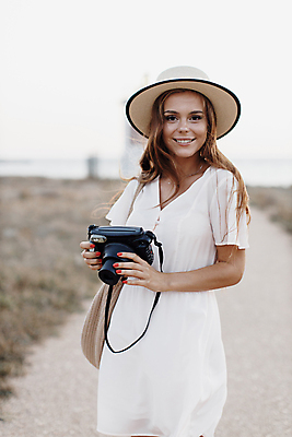포토 JPG 해외이미지 1 라이프스타일 응시 여자 행복 바다 여행 청소년 자연 휴가 거리 함께함 한명 사람 앉기 성인 야외 두명 가로 뷰티 여행객 카메라 우정 기쁨 도시 사진사 미녀 긍정 성인만 해외포토 시선 감정 컨셉 모션 생활 친구 전자제품 작가 미인 생태계 파일형식 이미지허브