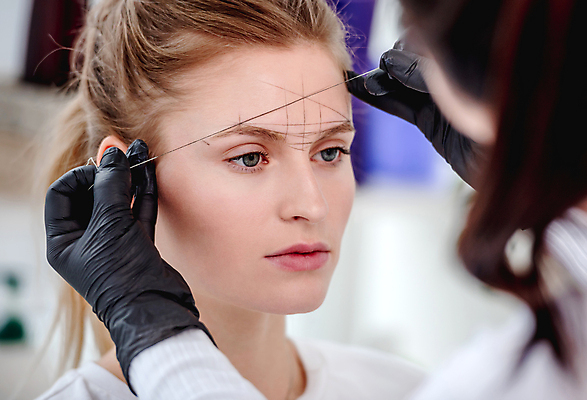 포토 JPG 해외이미지 손 여자 실내 무표정 한명 상반신 성인 옆모습 아웃포커스 신체부위 도구 잡기 그리기 실 소프트포커스 눈썹 준비 시술 눈썹문신 성인여자한명만 해외포토 1 감정 얼굴 뷰포인트 모션 촬영기법 표정 사람 내부 문신 여자한명만 성인여자만 파일형식 이미지허브