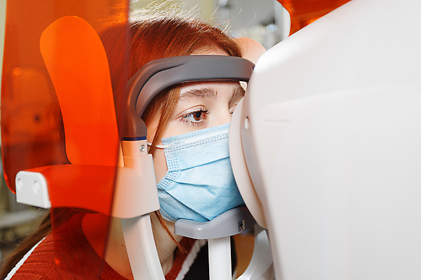 포토 JPG 해외이미지 백인 응시 여자 행복 안경 어린이 백그라운드 컨셉 실내 건강 병원 한명 성인 파란색 기쁨 장비 시험 의사 기구 잡기 복도 눈동자 흥분 시력 안락의자 시민 카메라렌즈 돌봄 해외포토 서양인 1 시선 잡화 교육 감정 컬러 의자 의학 모션 사람 내부 카메라 의료진 눈_신체부위 국민 파일형식 이미지허브