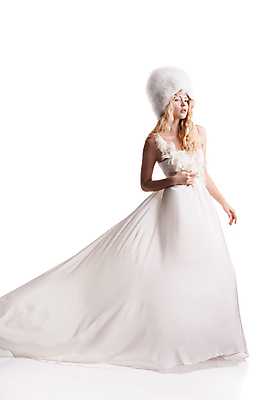 포토 JPG 해외이미지 전신 백인 모델 응시 드레스 여자 웨딩드레스 결혼 털모자 한명 서기 성인 옆모습 금발 우아함 성인여자한명만 해외포토 서양인 모자_잡화 1 헤어스타일 시선 옷 뷰포인트 컨셉 모션 사람 이벤트 여자한명만 성인여자만 파일형식 이미지허브