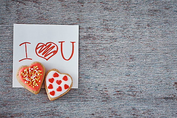 포토 JPG 해외이미지 손글씨 영어 종이 프로포즈 발렌타인데이 사랑 사람없음 빨간색 쿠키 쪽지 하트 카피스페이스 프로스팅 나무배경 해외포토 모양 문자 감정 컬러 백그라운드 데이이벤트 디저트 공백 제빵 파일형식 이미지허브